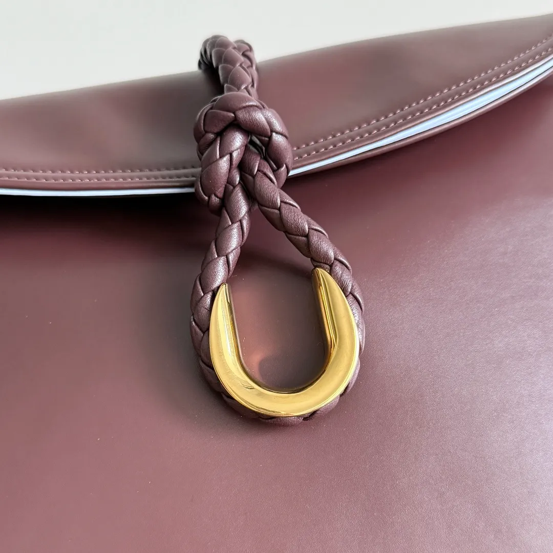 Batch 1680 Inspired by the 1970s, the Bottega Veneta women's logo shoulder bag has a smooth leather surface that brings a clean and handsome feel, just like the neatness and tenacity of a working woman. The front buckle is made of high-quality hardware pendant, the overall retro elegance, and the excellent leather feels soft. This Bottega Veneta series can be described as beautiful, weakening the complexity of the outfit, not competing for it, and only using the best quality to interpret itself. Style number: 806034 (large size) Size: 30*20*8cm